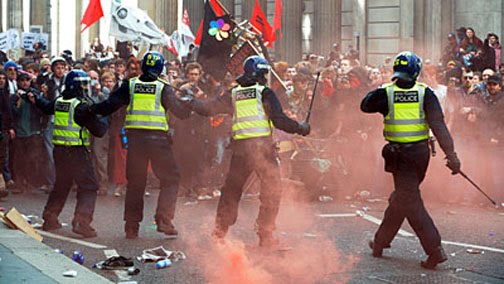 Pagubele provocate de revoltele din Marea Britanie se ridică la peste 200 de miliarde de lire - londonriots2-1313083229.jpg