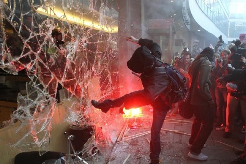 Jafuri și mașini incendiate în timpul unor proteste în Londra - londra-1312701537.jpg