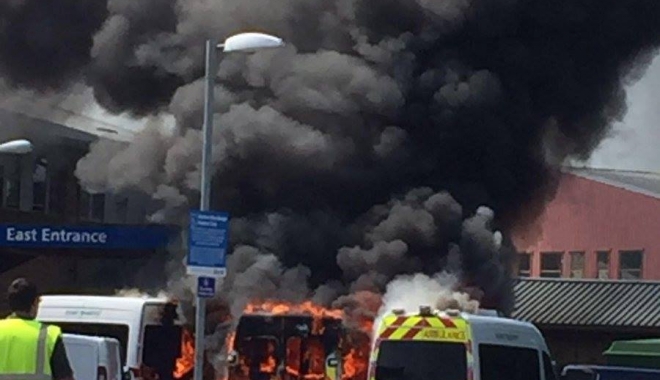 Incendiu suspect! Trei ambulanțe în flăcări, una după alta - londra-1465282722.jpg