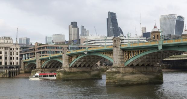 Panică la Londra. S-a închis London Bridge, poliția - intervenție în forță! GALERIE FOTO - londra5-1575039524.jpg