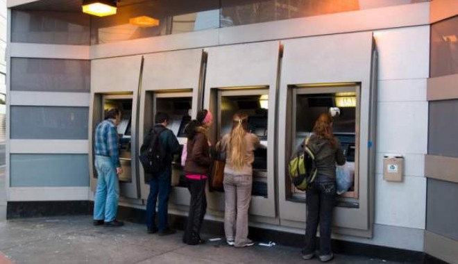 Prinși în flagrant când furau bani dintr-un ATM din zona Far - londraunromanafostcondamnatlapat-1350678845.jpg