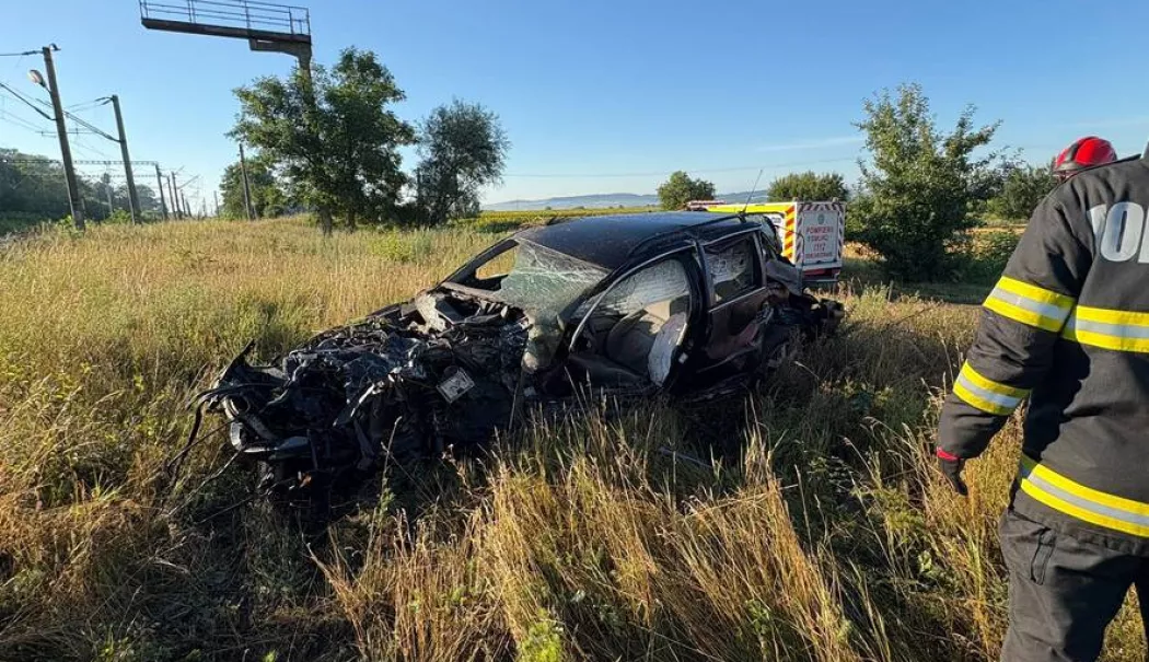Tragedie la prima oră. Un șofer a murit după impactul devastator cu un tren - lovit-de-tren-1783838147.webp