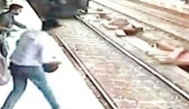 VIDEO. IMAGINI ȘOCANTE. TÂNĂRĂ CU CĂȘTI ÎN URECHI, LOVITĂ ÎN PLIN DE TREN - lovitadetren-1497000424.jpg