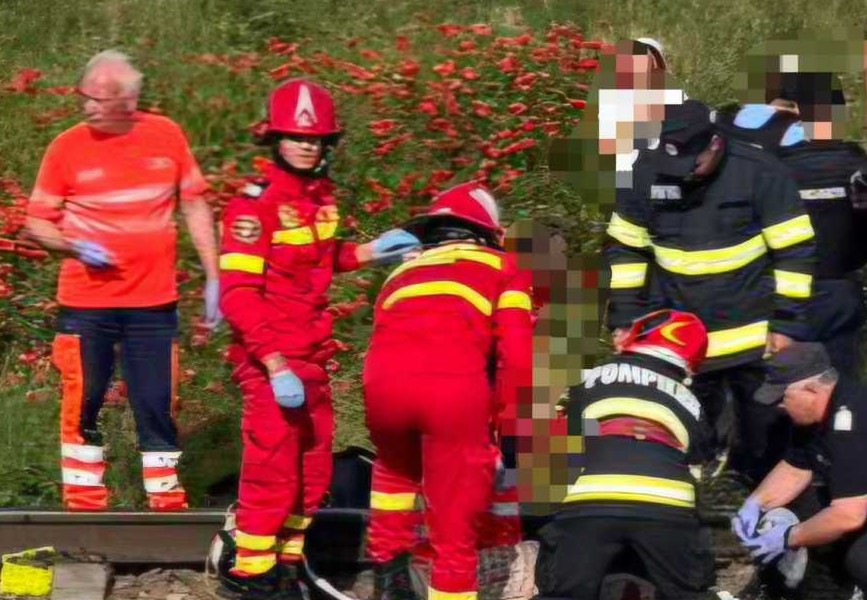 O femeie a murit, iar un copil este grav rănit. Au fost loviți de un tren care circula pe ruta Constanța - București