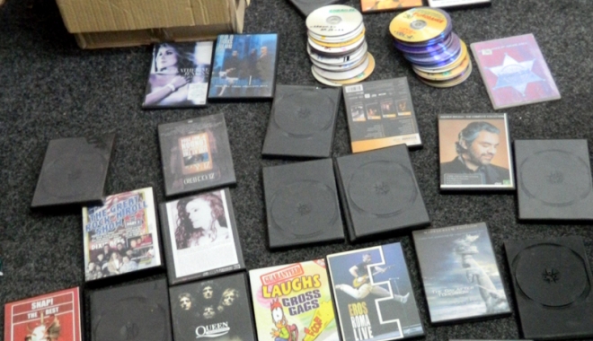 Luați pe sus după ce  au vândut dvd-uri piratate în târg - luatipesus-1476116144.jpg