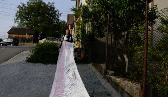 DE LĂUDAT! Femeia care a stat trei ani să coasă tot Luceafărul pe o pânză uriașă - luceafarul2-1547981128.jpg