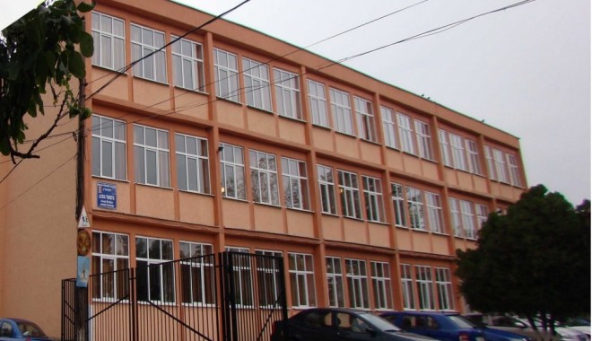 Ce activități a pregătit Liceul Teoretic Murfatlar la aniversare - luceuinmurfatlar1349723776-1381388205.jpg