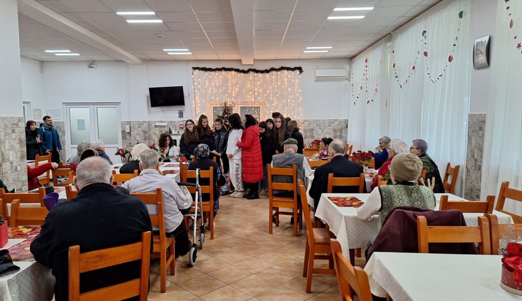 Spiridușii de la Liceul ”Lucian Blaga” au adus bucurie persoanelor vârstnice - lucian-blaga-1735324569.jpg