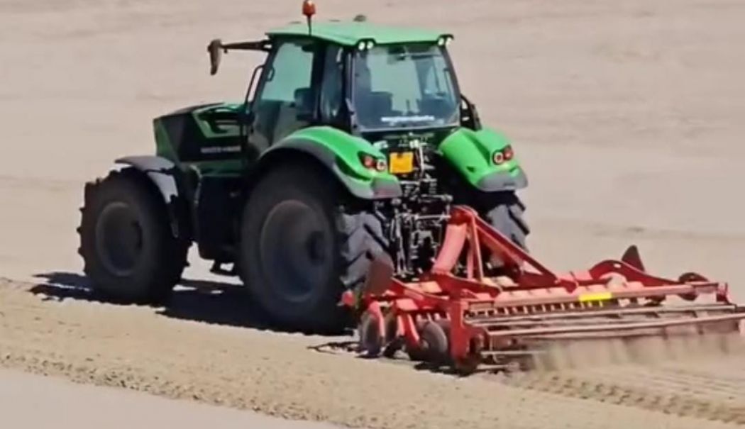 Continuă pregătirea plajelor pentru sezonul estival. Se fac lucrări de igienizare