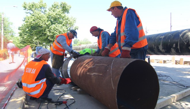 Avarie RAJA. Un întreg cartier din localitatea Agigea a rămas fără apă. RAJA duce apă cu cisternele - lucrariraja30-1404637707.jpg