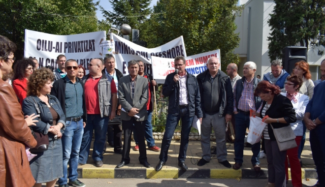 Lucrătorii  de la Oil Terminal protestează  în fața Guvernului  și Prefecturii - lucratoriioilterminal19-1475683589.jpg