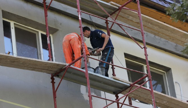 CONSTANȚA LUI MAZĂRE / Reabilitare termică pe banii statului… dacă vă țin buzunarele - lucratorischelaizolatieexterioar-1348512984.jpg