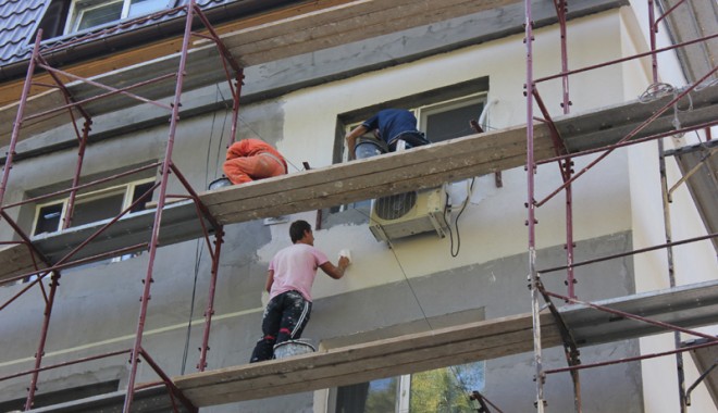 Peste 300 de muncitori la negru, depistați de Inspecția Muncii - lucratorischelaizolatieexterioar-1374757341.jpg