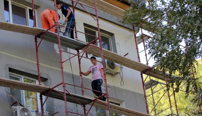 Cât ne costă reabilitarea termică  a apartamentului - lucratorischelaizolatieexterioar-1376832081.jpg