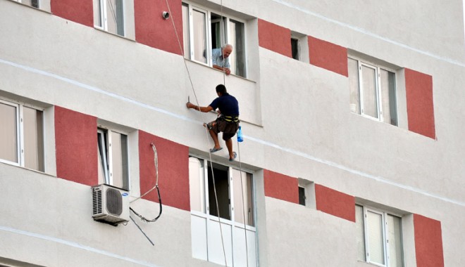 Cum poți fi scutit de la impozitul pe apartament? - lucratorizolatieblocuri1-1323723194.jpg