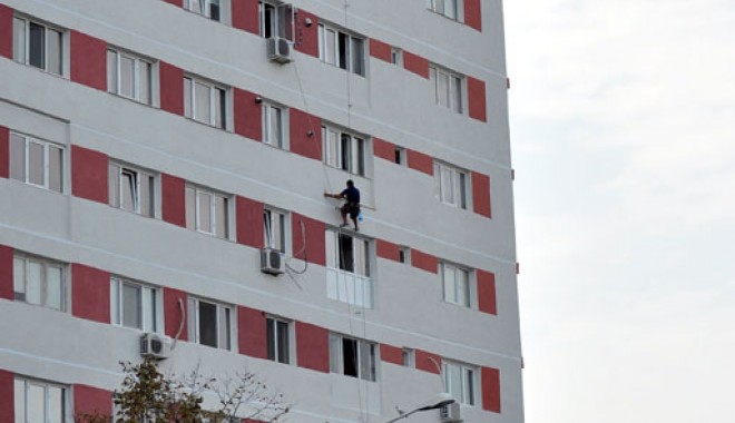 ATENȚIE LA ȚEPE / La ce trebuie să fie atenți constănțenii când cumpără un apartament - lucratorizolatieblocuri5-1338815285.jpg