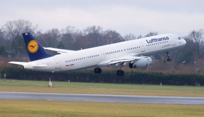Cinci curse aeriene, anulate din cauza ceții dense de pe Aeroportul Internațional Cluj-Napoca - lufthansa-1321699430.jpg
