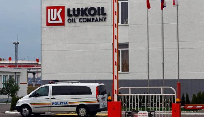 Lukoil: Rafinăria și-ar putea opri activitatea din cauza sechestrului pe conturile companiei - lukoil-1436881216.jpg