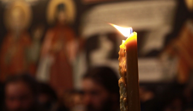 Sfânta Lumină de la Ierusalim va fi adusă, sâmbătă, în România - lumanare-1492260713.jpg