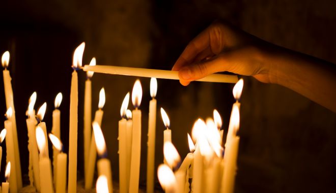 Patriarhia Română recomandă evitarea sărutării icoanelor din biserică - lumanari-1582820420.jpg