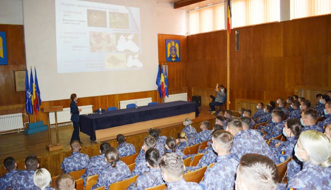 Lumea de sub navă. Elevii Şcolii Militare de Maiştri Militari, la discuţii despre poluarea mărilor - lumeadesubnava-1632421230.jpg