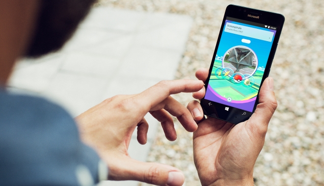 Se întâmplă și la case mai mari. Premierul norvegian, la vânătoare de Pokemoni în Bratislava - lumia950pokemongo-1472040277.jpg