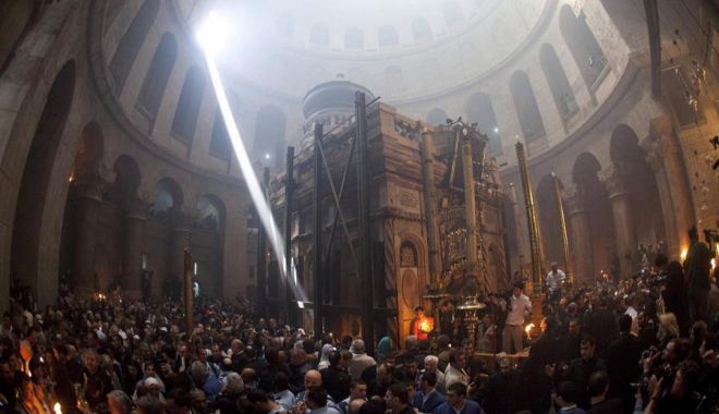 Lumina Sfântă s-a aprins în Biserica Mormântului Sfânt din Ierusalim - lumina-1492261385.jpg