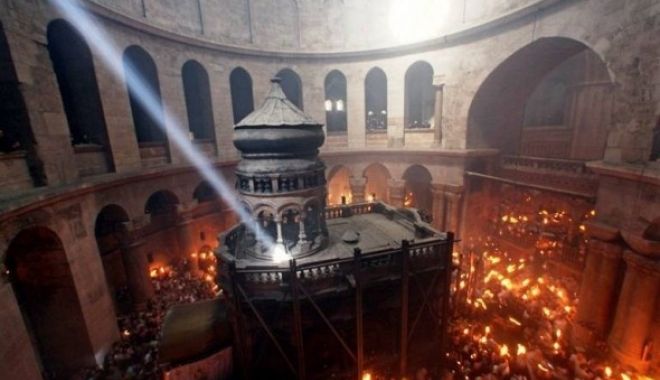 Lumina Sfântă s-a aprins la Ierusalim - lumina-1523105599.jpg