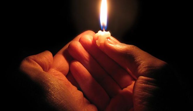Preoții și voluntarii încep să împartă astăzi pâine sfiniță pentru Paște - lumina-1587123039.jpg