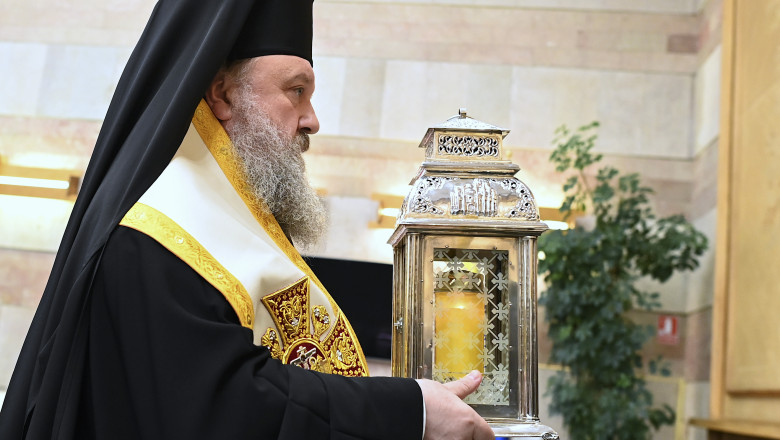 Lumina Sfântă va fi adusă, sâmbătă, de la Ierusalim şi va fi oferită tuturor delegaţiilor eparhiilor Patriarhiei Române
