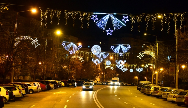 Sărbători de vis la Constanța. Mii de luminițe, brad uriaș în Parcul Tăbăcărie și cadouri speciale pentru toți copiii - luminitedecraciunbulevardulsovej-1480443002.jpg