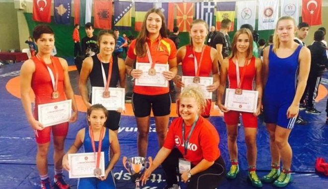 Luptătoarele de la CS Mangalia, vicecampioane balcanice de juniori - luptatoarele-1476720385.jpg