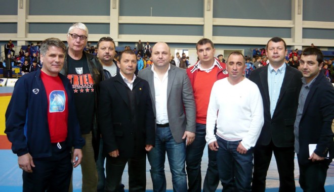 Maestrul Ioan Ludu, sărbătorit  printre campioni, la Mangalia - lupte-1366640651.jpg