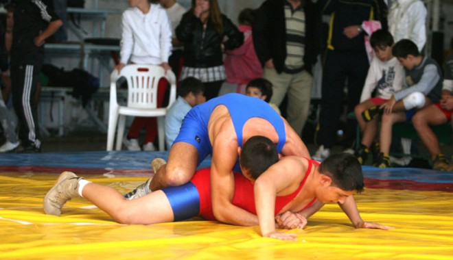 Constănțenii concurează la etapa finală a Campionatului Național de lupte - lupte-1370025644.jpg