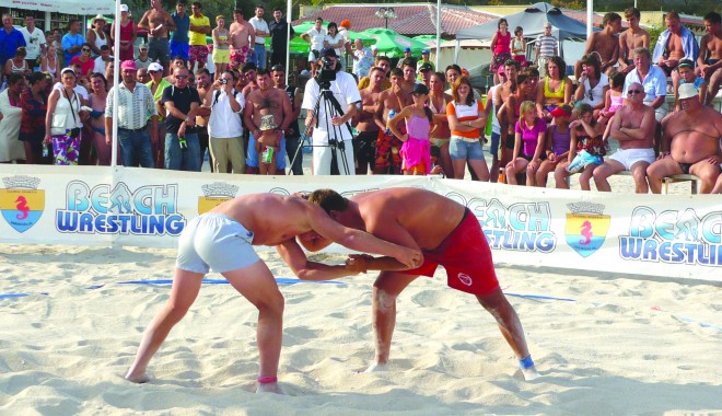 Luptele pe nisip, cap de afiș la Jocurile Sportive ale Mangaliei - lupte-1373366672.jpg