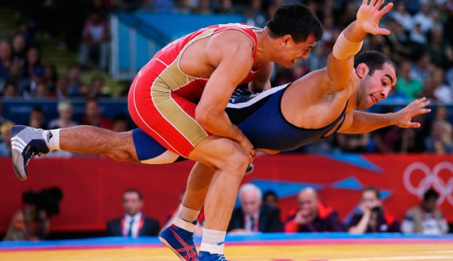 15 sportivi români la Campionatele Mondiale de lupte de la Budapesta - lupte-1378912135.jpg
