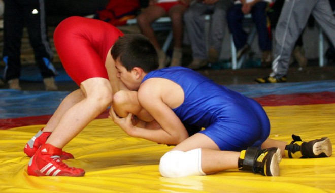Campionii se decid la Mangalia - lupte1-1308239860.jpg