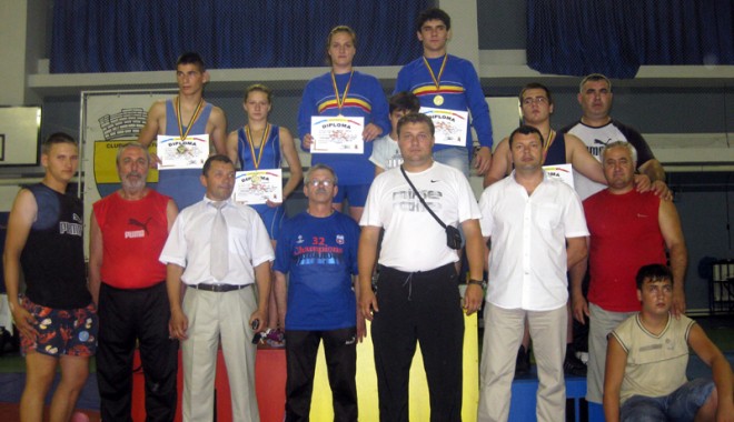 Medaliile vin de pe saltea - lupte1-1308930796.jpg