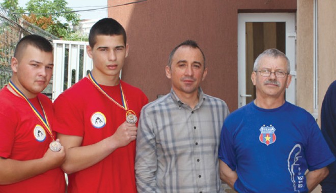 Curaj și medalii pentru Constanța - lupte1-1337800386.jpg