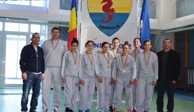 Fetele de aur: CS Mangalia, campioana României! - lupte1-1384284273.jpg