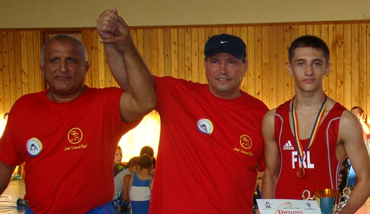 Ionuț Caraș, Alexandru Dumitru și Mircea Ionescu, eroii naționalei României - lupte1318346165-1318366001.jpg