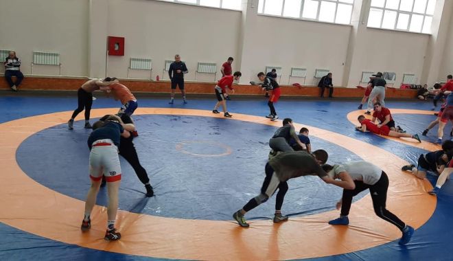 Luptătorii Florin Tiţa şi Răzvan Arnăut se pregătesc cu lotul național la Piatra Arsă - luptefarul-1610383703.jpg