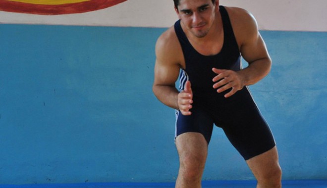 Vlad Caraș, campion mondial la lupte pe plajă - luptevlad-1370194255.jpg