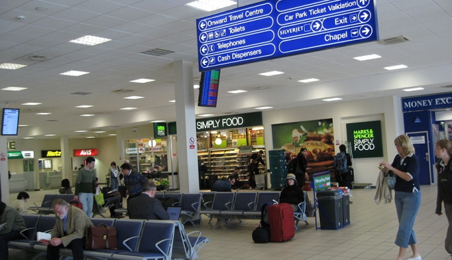 Zeci de români, blocați pe aeroportul Luton din Londra - lut-1512913696.jpg