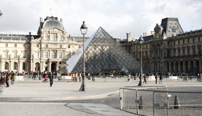 Paris: Rețeaua de hoți destructurată era formată din cetățeni români - luvru-1379518408.jpg