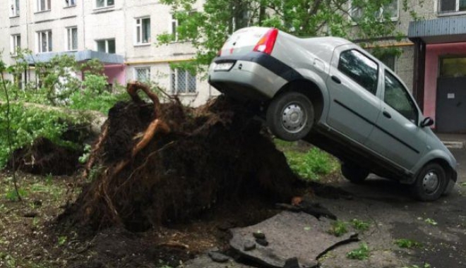 IMAGINEA ZILEI. LOGAN luat pe sus și azvârlit la metri distanță, în urma furtunii care a făcut ravagii la Moscova - m1-1496131253.jpg
