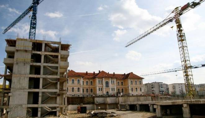 Alertă în București! Un bărbat amenință, de câteva ore, că se aruncă de pe o macara - macara-1433073138.jpg