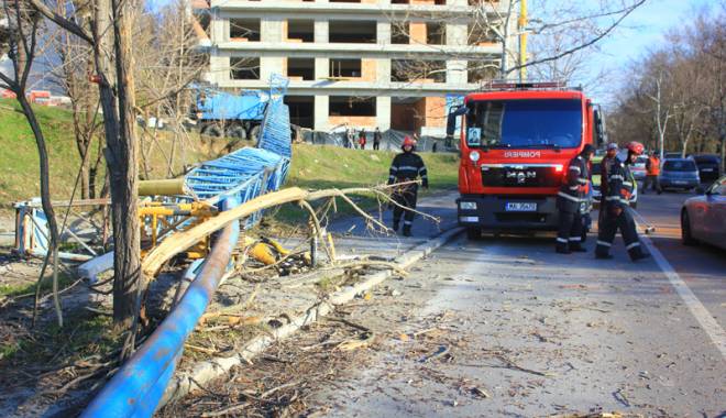 La un pas de tragedie! Macara prăbușită  pe strada Traian - macara-1450377256.jpg