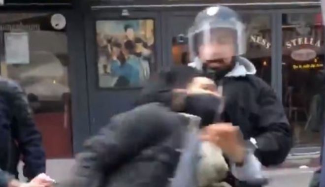 Un oficial din echipa președintelui Macron, surprins în timp ce ataca un protestatar în Paris - macron-1532012677.jpg