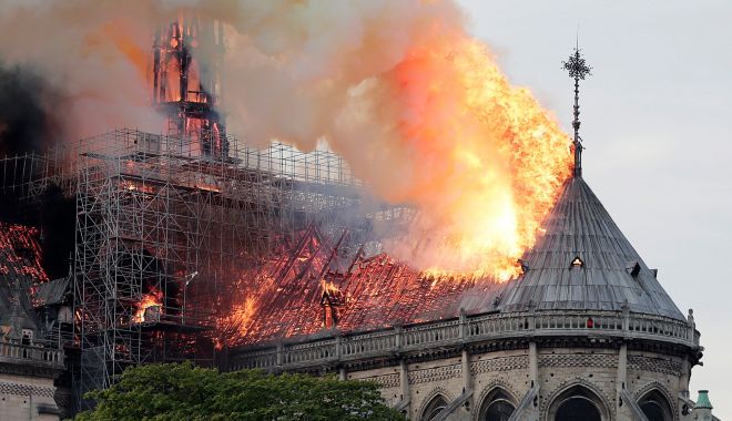 Macron promite reconstruirea Catedralei Notre-Dame în termen de cinci ani - macron-1555501769.jpg
